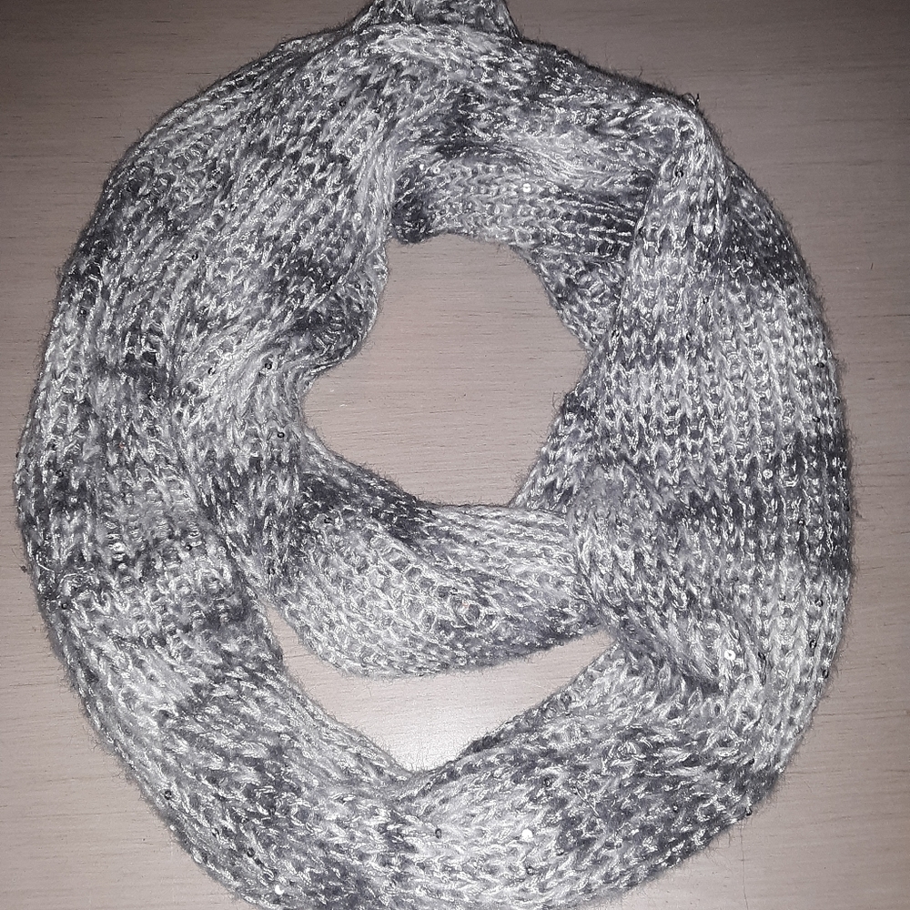 *Nwt! Frosted Metallic Infinity Scarf Gray Silver